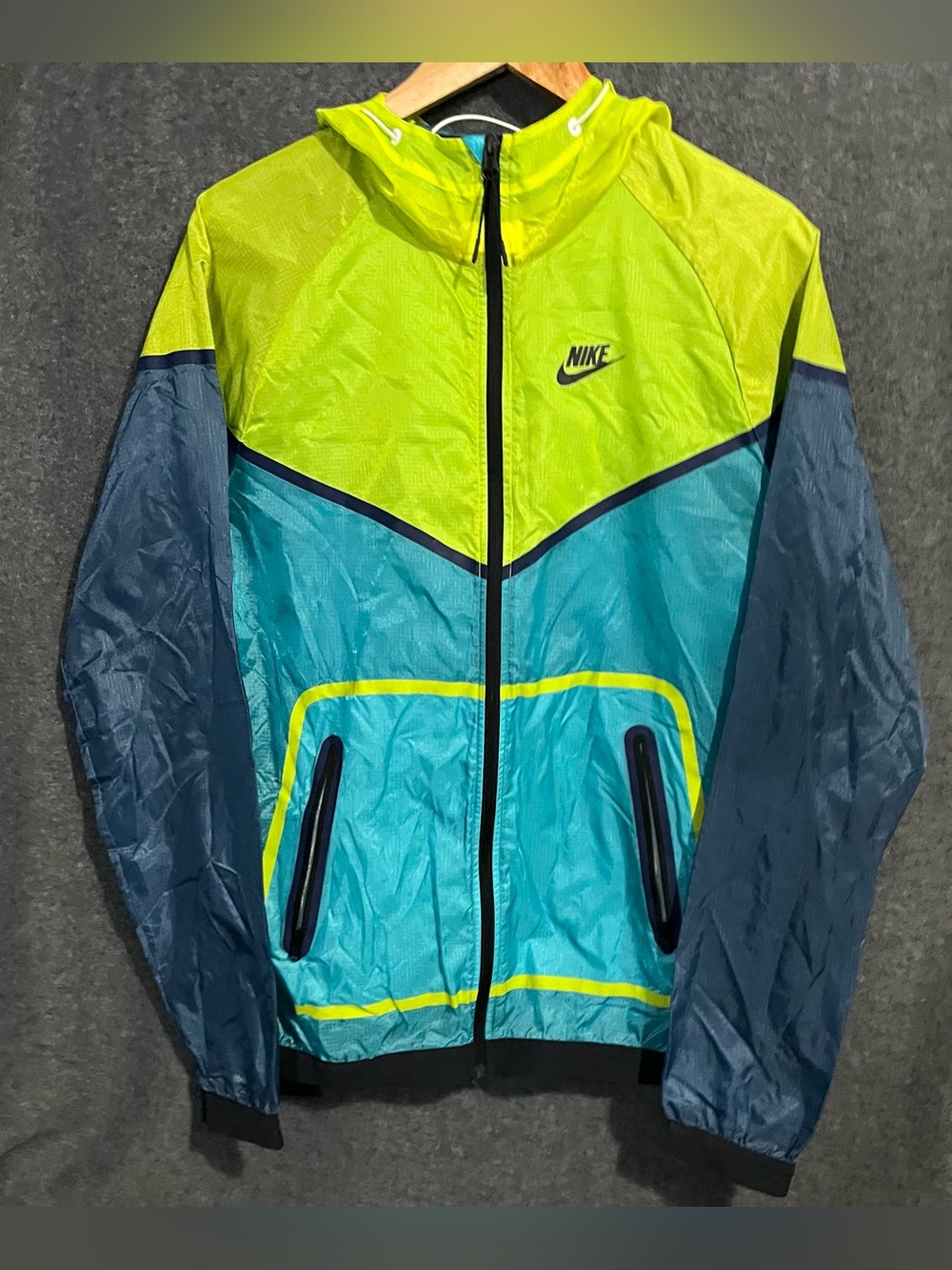 Vintage Nike Men’s Tech Hyperfuse Windrunner Jacket Size Medium C000126